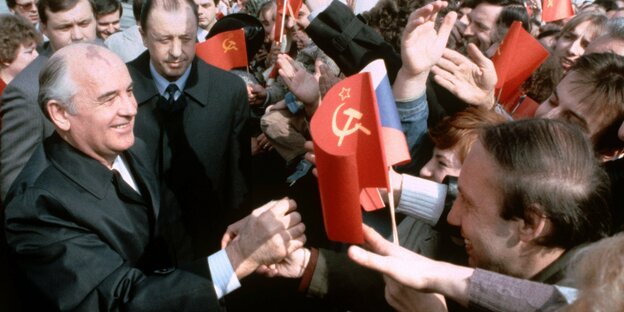 Michail Gorbatschow mit begeisterten Menschen und Winkelementen