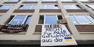 Transparente hängen außen am Gebäude, in dem die Hamburger Grünen-Fraktion ihr Büro hat. Darauf die Forderung: Bleiberecht für alle Geflüchteten aus der Ukraine