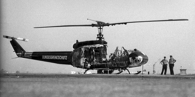 Ein ausgebrannter Hubschrauber des Bundesgrenzschutz
