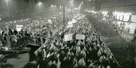Tausende demonstrieren im Jahr 89 auf den Montagsdemos gegen die DDR