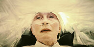 Die Schauspielerin Bodil Jørgensen mit einem Saierstoffschlauch in der Nase in „Riget: Exodus“​