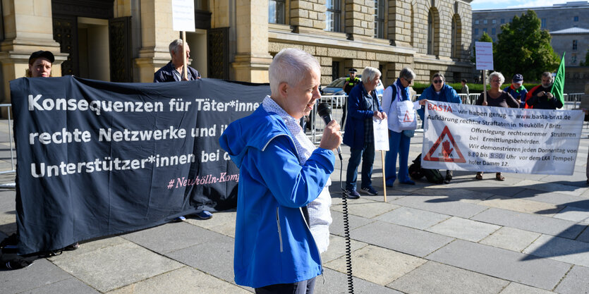 Claudia von Gélieu, die als Zeugin geladen ist, spricht bei einer Demonstration anlässlich der Sitzung des Untersuchungsausschusses „Neukölln“ vor dem Berliner Abgeordnetenhaus.