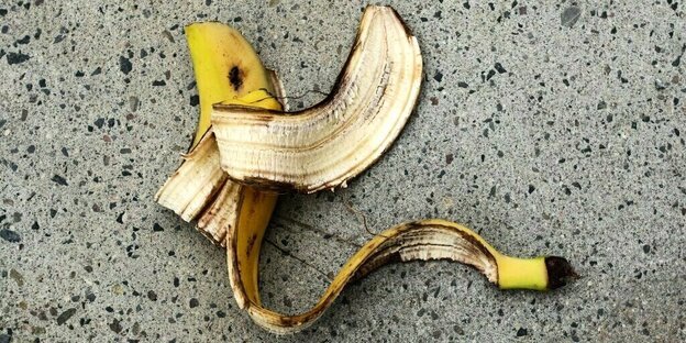 Eine Bananenschale liegt auf der Straße