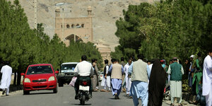 Straßenszene in der Nähe des Tatorts eines Selbstmordanschlags in Herat/Afghanistan
