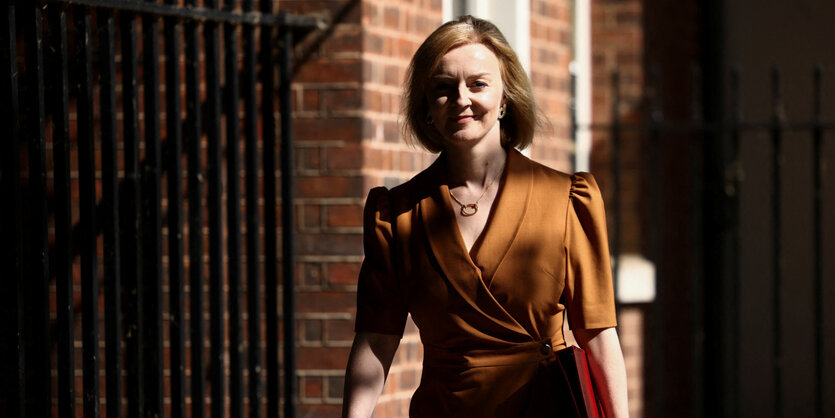 Liz Truss lächelt den Fotografen, die Haltung ist entspannt, aber bestimmt, eben hat sie wohl den Amtssitz von Boris Johnson verlassen