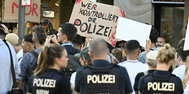 Demonstration fragen "Wer kontrolliert die Polizei?"