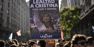 Anhänger der argentinischen Vizepräsidentin Fernandez Kirchner versammeln sich auf der Plaza de Mayo