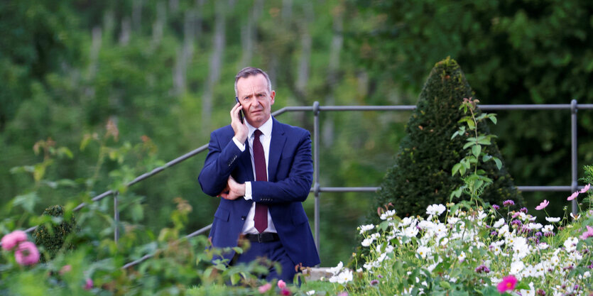 Verkehrsminister Wissing telefoniert im Grünen