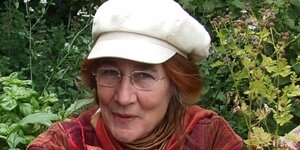 Porträtfoto von Elisabeth Meyer-Renschhausen mit weißer Mütze