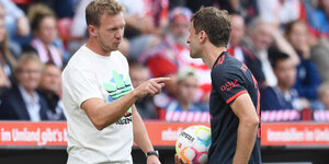 Bayern-München-Trainer Julian Nagelsmann im Gespräch mit Thomas Müller