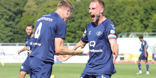 Zwei Spieler in VfB-Trikots jubeln