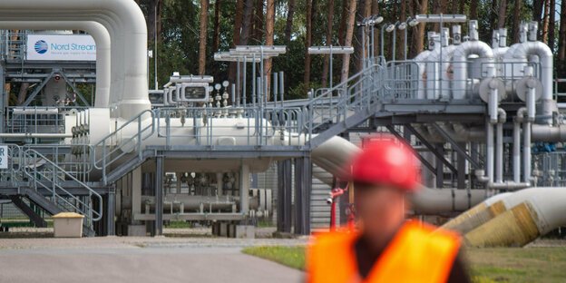 Mecklenburg-Vorpommern, Lubmin: Rohrsysteme und Absperrvorrichtungen in der Gasempfangsstation der Ostseepipeline Nord Stream 1