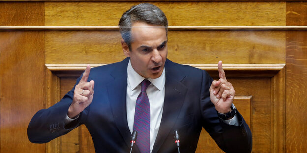 Griechenlands Premier gestikuliert am Redepult des Parlaments