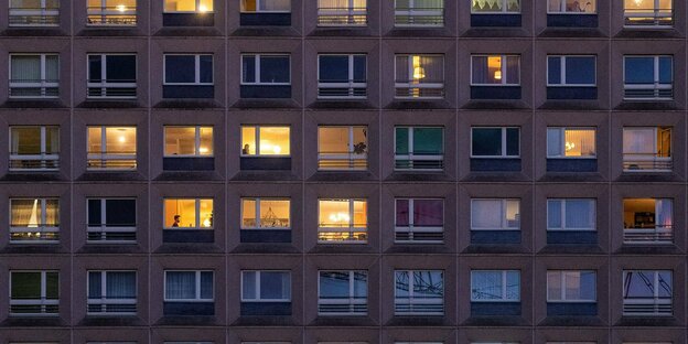 Erleuchtete Fenster eines Mehrfamilienhauses