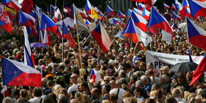 Demonstration mit tschechischer Flagge in Prag