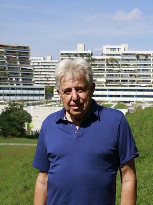 Portrait vor Olympiaparkarchitektur Portrait vor Olympiaparkarchitektur
