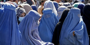 Frauen in Burkas