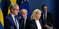 Ministerpräsidentin Magdalena Andersson mit anderen Personen bei einer Pressekonferenz.