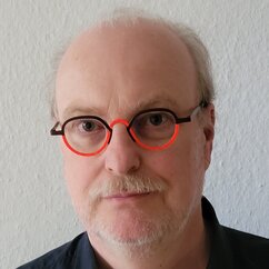 Ein Mann mit Brille