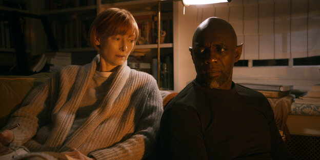 Dr. Alithea Binnie (Tilda Swinton) und der Dschinn (Idris Elba) sitzen nebeneinander.