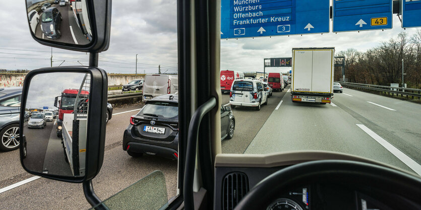 Blick aus einem LKW auf eine Autobahn.