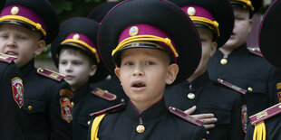 Kinder in Uniformen.