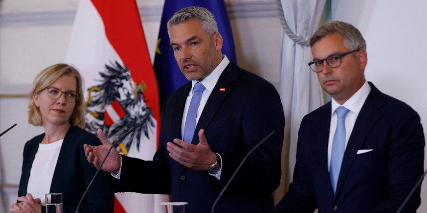 Kanzler Karl Nehammer, Energieministerin Leonore Gewessler und Finanzminister Magnus Brunner bei einer Pressekonferenz.