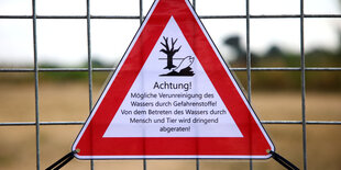 Ein Warnschild an der Oder.