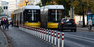 Abgepollerter Radweg und zwei Straßenbahnen auf der Invalidenstraße