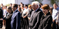 Bundespräsident Frank-Walter Steinmeier steht am Fliegerhorst Fürstenfeldbruck und gedenkt der Opfer des Attentats von München 1972