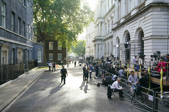 medienvertreter und Vertreterinnen vor dem Haus in der Downing Street 10 in london