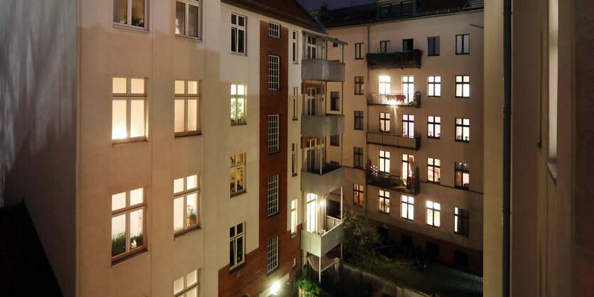 Ein Mietshaus in Prenzlauer Berg in der Abenddämmerung