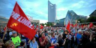 Demonstrierende mit Linken-Fahne am Montag in Leipzig