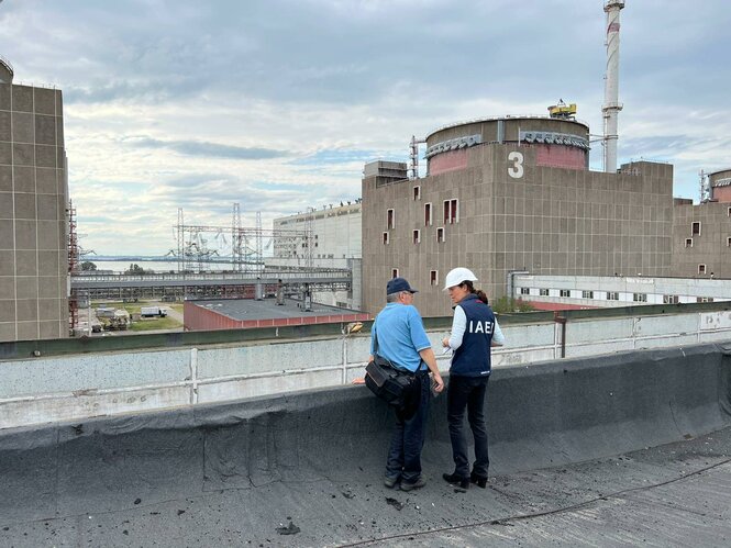 Menschen vor dem Atomkraftwerk