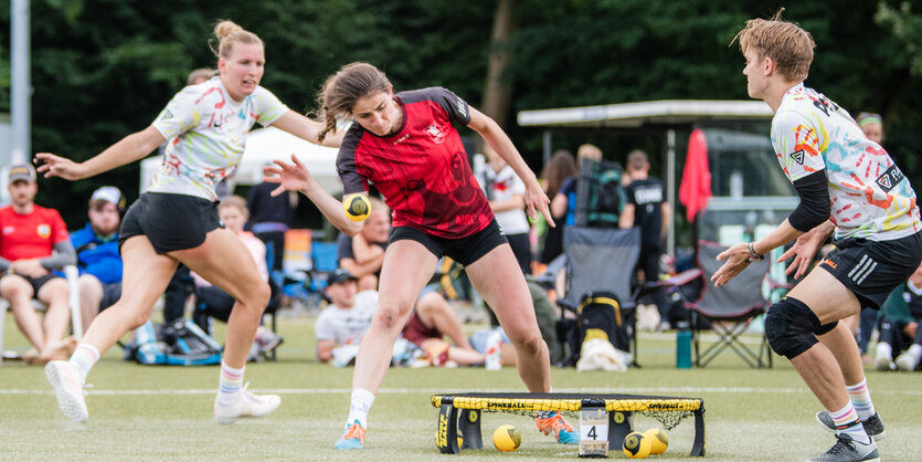 Drei Frauen beim Roundnet in Aktion