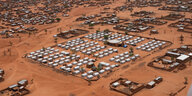 Luftaufnahme eines Flüchtlingslagers mit vielen Zelten.