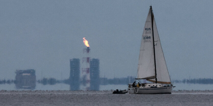 Selbst von Finnland aus ist eine große Flamme zu sehen, die in Portowaja nordwestlich von Sankt Petersburg brennt