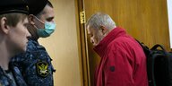 Dmitri Muratow tritt durch eine Tür in den Gerichtssaal.