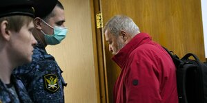Dmitri Muratow tritt durch eine Tür in den Gerichtssaal.