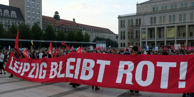 Eine Demonstration mkit einem großen Transparent.