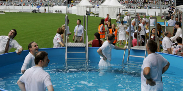 Zeugen Jehovas bei einer Taufe