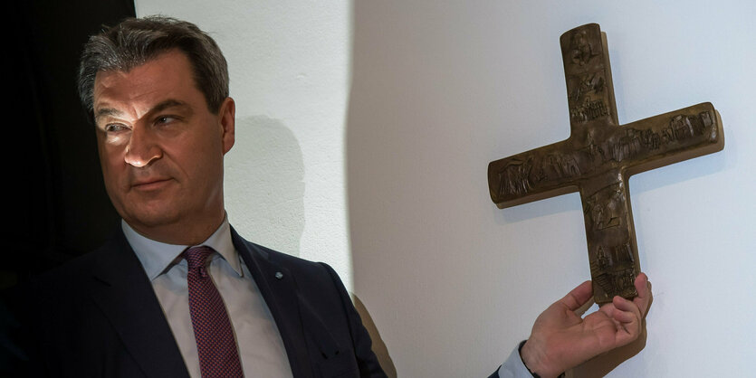 Ministerpräsident Markus Söder mit einem Kreuz.