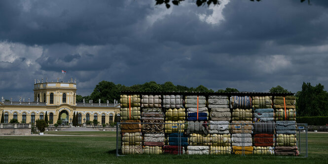 Ausstellungsraum auf der Documenta aus Ballen aus Altkleidern