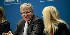 Das Foto zeigt den neuen Landeswahlleiter Stephan Bröchler neben Innensenatoris Iris Spranger.