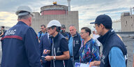 IAEA-Direktor Rafael Grossi mit anderen Personen.