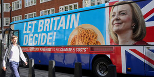 Ein Bus mit einem Bild von Premierministerin Truss.