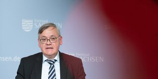 Dirk-Martin Christian, Präsident des Landesamtes für Verfassungsschutz Sachsen, bei einer Pressekonferenz.