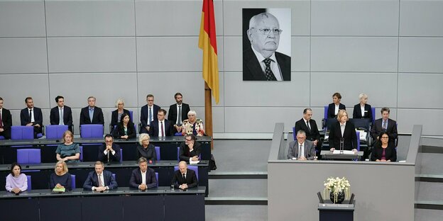 Blick in den Bundestag mit Bild von Gorbatschow.