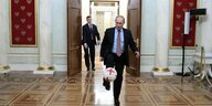 Putin mit Ball im Kremel.
