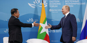 Der russische Präsident Putin begrüßt Premierminister Min Aung Hlaing aus Myanmar.